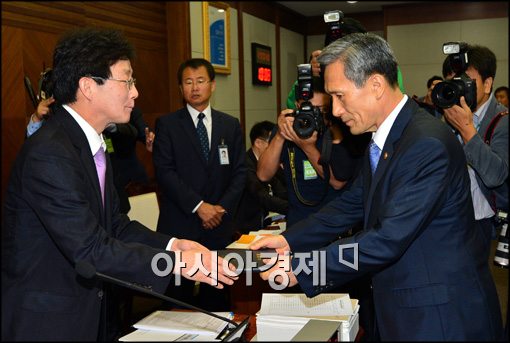 [포토]국감 시작, 선서문 전달하는 김관진 장관