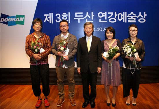 ▲박용현 두산그룹 연강재단 이사장(가운데)이 5일 서울 연지동 두산아트센터에서 '제3회 두산 연강 예술상' 시상식을 갖고 수상자들과 함께 기념 촬영을 하고 있다.
