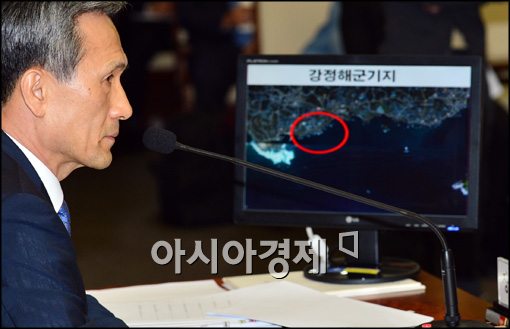 [포토]김관진 국방장관 눈 앞에 뛰운, 강정해군기지 지도