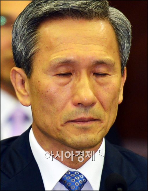 [포토]두 눈 감은, 김관진 국방장관