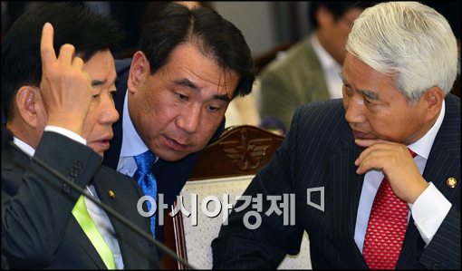 [포토]국감 중에 의원들 긴밀한 소통 중(?)