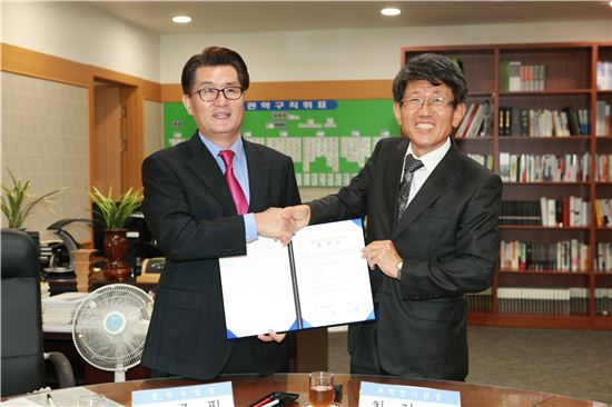 유종필 관악구청장(왼쪽)이 최진복 서울특별시 과학전시관장과 협약을 맺었다.

 

