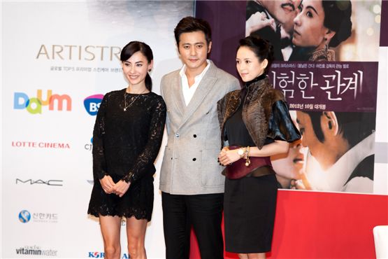 Actress Cecilia Cheung (left), actor Jang Dong-gun (center) and Zhang Ziyi (right) pose during the Gala Presentation of "Dangerous Liaisons," one of the Day-2 programs of the 17th Busan International Film Festival, at the Shinsege Centum’s Culture Hall in Busan, South Korea, on October 5, 2012. [Lee Jin-hyuk/10Asia]