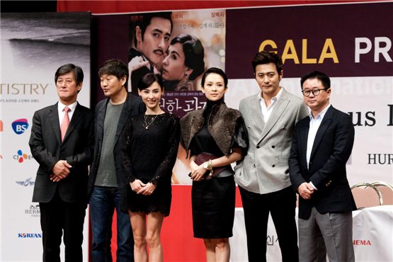 The 17th Busan International Film Festival Director Lee Yong-kwan (left), director Hur Jin-ho (second to left), actresses Cecilia Cheung (third to left), Zhang Ziyi (third to right), actor Lee Dong-gun (second to right) and Zonbo Media Chairman Chen Weiming pose on the podium after wrapping up the Gala Presentation of "Dangerous Liaisons" at the Shinsege Centum’s Culture Hall in Busan, South Korea, on October 5, 2012. [Lee Jin-hyuk/10Asia]