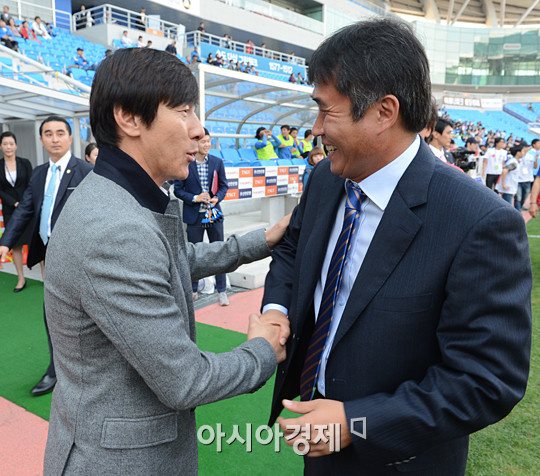 [포토] 악수 나누는 신태용-김봉길 '좋은 경기 합시다'