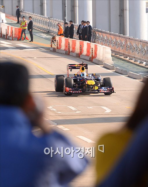 [포토]잠수교 달리는 F1 머신 'RB7'