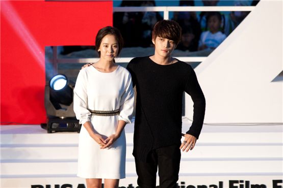Korean actress Song Ji-hyo (left) and singer-actor Kim Jae-joong (right) of boy band JYJ receive warm welcome at the 17th Busan International Film Festival's Outdoor Stage in Haeundae BIFF village in Busan, South Korea, on October 5, 2012. [Lee Jin-hyuk/ 10Asia]