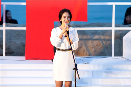 Korean actress Song Ji-hyo throws a big smile to the audience at the 17th Busan International Film Festival's Outdoor Stage in Haeundae BIFF village in Busan, South Korea, on October 5, 2012. [Lee Jin-hyuk/ 10Asia]