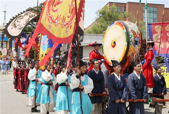 '해미읍성 역사체험축제' 때 조선시대 옷을 입고 거리공연을 펼치고 있는 행사요원들 