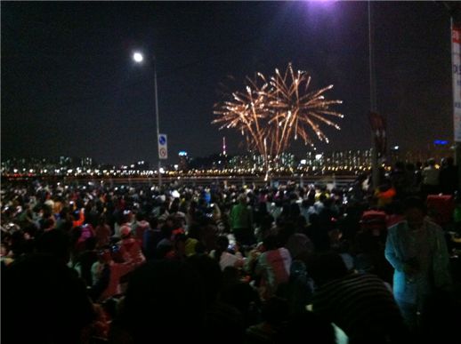 '세계불꽃축제" 몰려든 인파...싸이보다 인기
