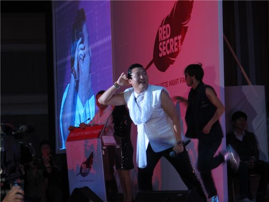 PSY (center) asks the audiences to scream for his performance during the "2012 LOTTE NIGHT PARTY" held at the Lotte Hotel in Busan, South Korea, on October 6, 2012. [Lee Hye-ji/10Asia]