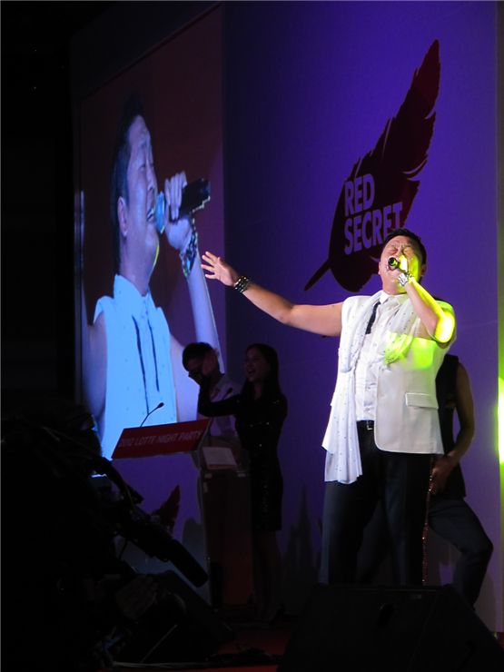 PSY (center) sings during the "2012 LOTTE NIGHT PARTY" held at the Lotte Hotel in Busan, South Korea, on October 6, 2012. [Lee Hye-ji/10Asia]