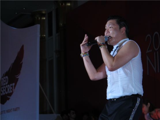 PSY (center) tells the audience to jump during the "2012 LOTTE NIGHT PARTY" held at the Lotte Hotel in Busan, South Korea, on October 6, 2012. [Lee Hye-ji/10Asia]