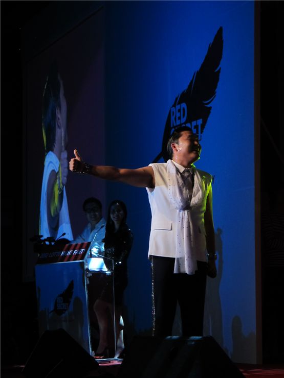 [PHOTO] PSY Performs Busan Style