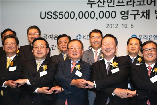 김종준 하나은행장(왼쪽부터), 강만수 KDB금융그룹 회장, 박용만 두산그룹 회장, 이순우 우리은행장

