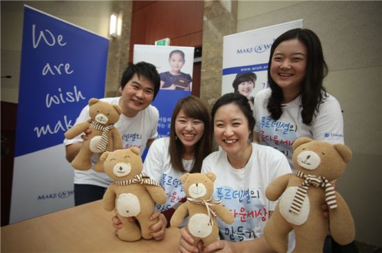 푸르덴셜생명 본사 직원과 가족들이 글로벌 자원봉사의 날을 맞아 난치병 어린이들의 소원성취를 위한 위시베어(wish bear) 만들기 자원봉사에 참여했다.