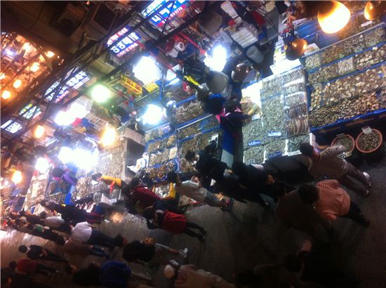 ▲지난 5일 노량진 수산시장에는 제철 전어와 대하, 꽃게를 사려는 손님들로 붐비고 있다. 수조 가득찬 수산물도 먹음직스럽다.