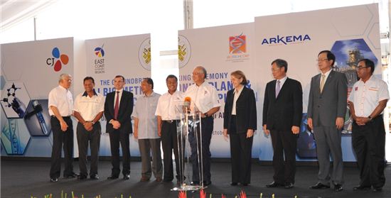 ▲CJ제일제당은 지난 6일 말레이시아 테렝가누(Terengganu)주에 위치한 컬티(Kerteh)지역에서 CJ제일제당 김철하 대표이사(오른쪽 두번째)와 프랑스 아르케마(Arkema)社 부사장 마크슐러(Marc Schuller, 왼쪽 세번째), 나집라자크(Mohd Najib Bin Tun Abdul Razak) 말레이시아 수상(오른쪽 다섯번째) 및 정부 주요인사들이 참석한 가운데 메치오닌공장 기공식 행사를 열고 있다.

