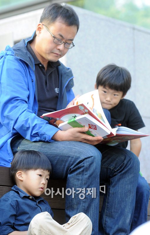 [포토]책 읽는 아빠와 아들