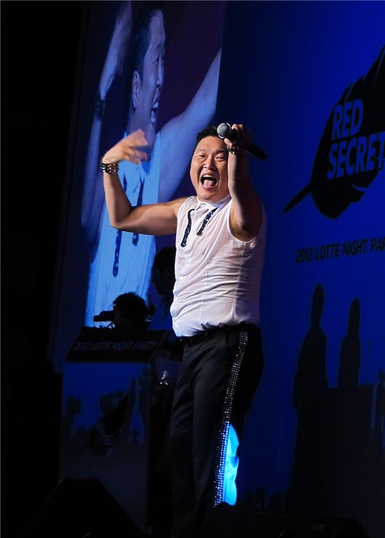 PSY (center) asks the audiences to scream for his performance during the "2012 LOTTE NIGHT PARTY" held at the Lotte Hotel in Busan, South Korea, on October 6, 2012. [Lee Hye-ji/10Asia]