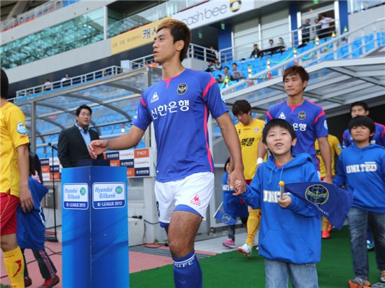 지난 6일 포스코건설 브랜드 데이 행사에 참여한 다문화가족 및 지역아동센터 아동들이 인천유나이티드와 성남일화 축구선수들을 에스코트했다.
