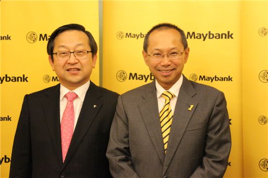 ▲(왼쪽부터) 김종준 하나은행장, 압둘 와히드 오마 말레이시아 메이뱅크 은행장.
