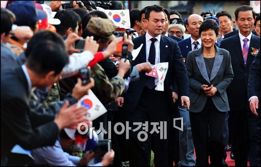 [포토]시민들의 환호속에 입장하는 박근혜 후보