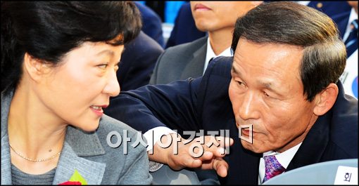 [포토]김장수 전 국방과 대화하는 박근혜 후보