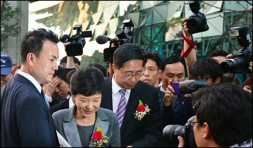 [포토]취재진들 속에 박근혜 후보