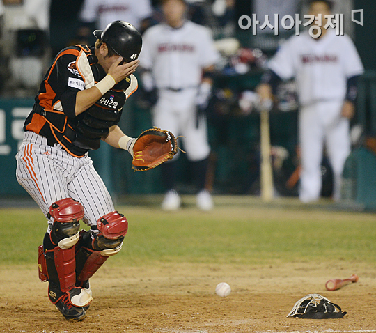 [포토] 얼굴에 공 맞은 강민호 '고통스러워'