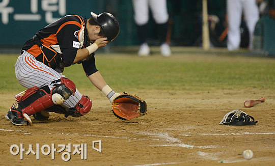 [포토] 쓰러지는 강민호