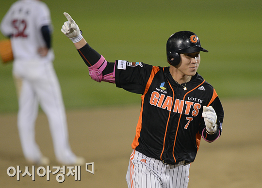 [포토] 투런홈런 박준서 '승부는 다시 원점'