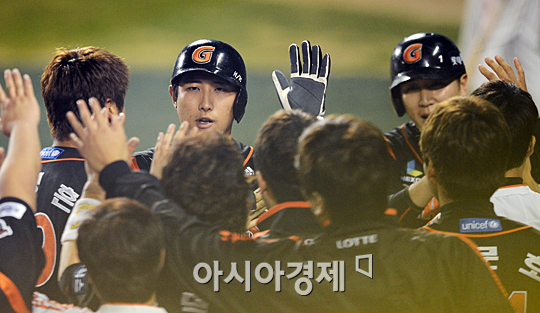 [포토] 1차전 쐐기 박는 롯데