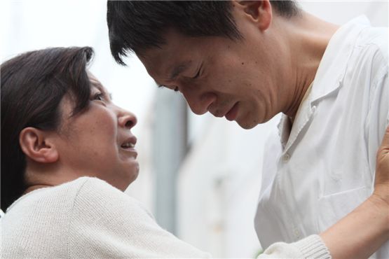 Actress Miyazaki Yoshiko (left) and actor Arata (right) depict the reunion of mother and son in a still-shot of "Our Homeland," which made its local premiere at the 17th Busan International Film Festival on October 6, 2012. [BIFF] 