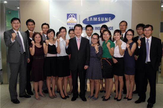 김창수 삼성화재 사장(가운데)이 10주년을 맞이한 베트남법인을 방문해 직원들과 함께 파이팅을 외치고 있다. 현재 삼성화재 베트남법인에는 주재원 3명 포함 총 58명의 직원이 근무하고 있다.