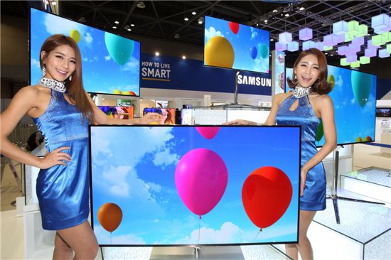 9일부터 12일까지 일산 킨텍스에서 열리는 '제43회 한국전자전'에서 삼성전자 모델들이 '삼성전자 OLED TV 하이라이트 존'에 전시된 OLED TV를 소개하고 있다. 

