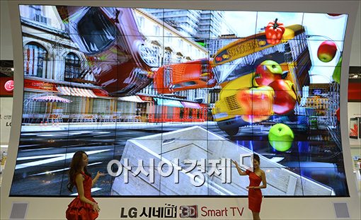[포토]'초대형 3D TV, 신기하네~'