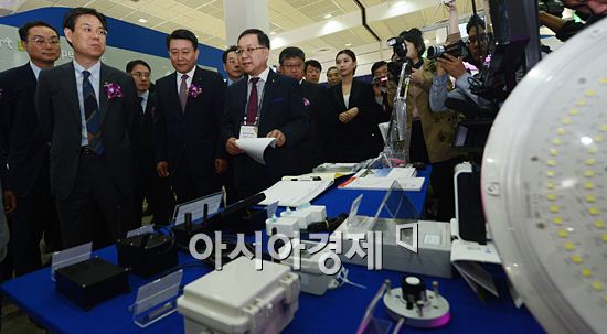 [포토] 대한민국 에너지대전, 전시장 둘러보는 참석자들