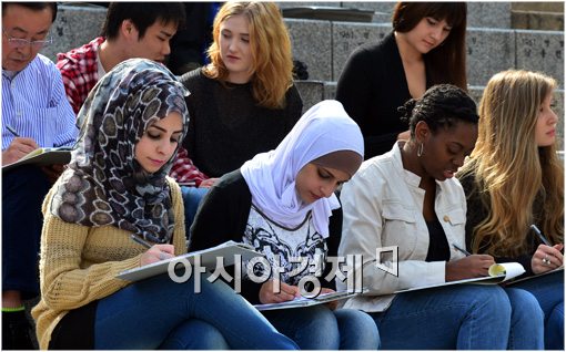 [포토]외국인 학생들, 곰곰히 글짓기 중(?)
