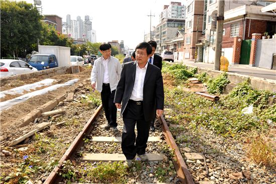 김성환 노원구청장, 경춘선 폐선 부지 자전거길 조성  