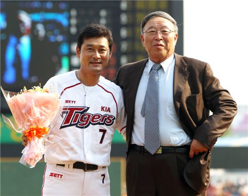 이종범이 지난 5월26일 광주무등경기장에서 열린 은퇴식에서 김응룡 감독으로부터 꽃다발을 받고 있다.(사진제공=KIA 타이거즈)