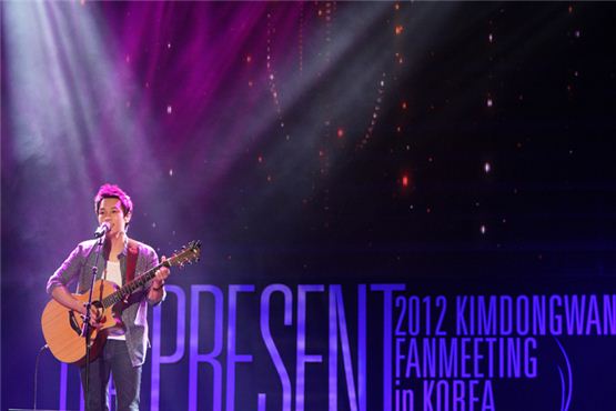 Kim Dong-wan sings and plays guitar in front of 2,000 local fans during the meet-and-greet event titled "2012 KIM DONG WAN Fanmeeting 'THE PRESENT' in Korea," opened at Seoul's Yonsei University on October 7, 2012. [Liveworks Company]