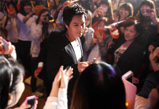 Kim Dong-wan meets with fans during the meet-and-greet event titled "2012 KIM DONG WAN Fanmeeting 'THE PRESENT' in Korea," opened at Seoul's Yonsei University on October 7, 2012. [Liveworks Company]