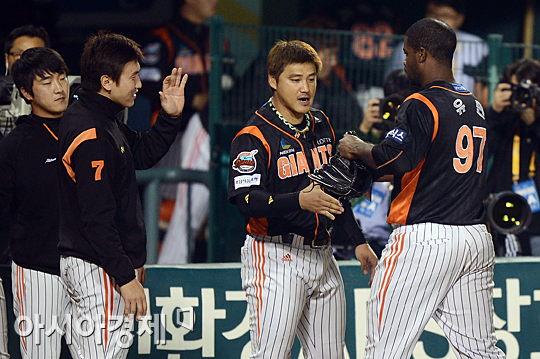 [포토] 홍성흔 '유먼 잘 하고 있어!'