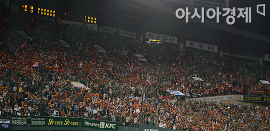 [포토] 요동치는 주황 갈매기 물결