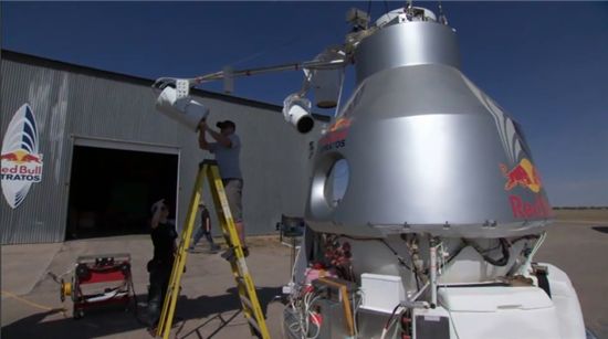 스태프가 성층권 자유낙하에 쓰일 헬륨기구를 살피고 있다.(출처 : 레드불 스트라토스)