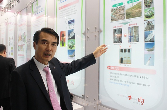 김용환 한국과학기술연구원 안보기술개발단장이 나무를 이용해 휘발유 등 석유를 생산하는 공정을 설명하고 있다.