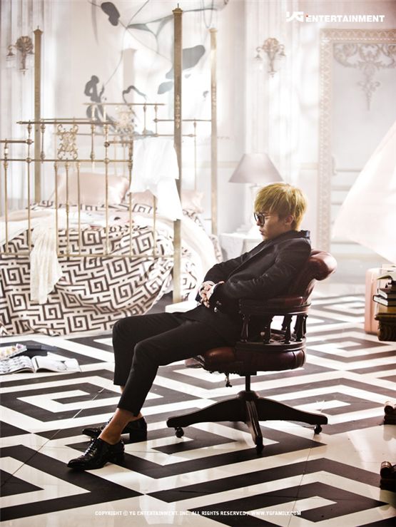 G-Dragon sits on a chair in black sunglasses on the set of his music video for "That XX," revealed online on September 1, 2012. [YG Entertainment]