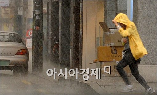 [포토]'우산이 없을땐, 달려라~'