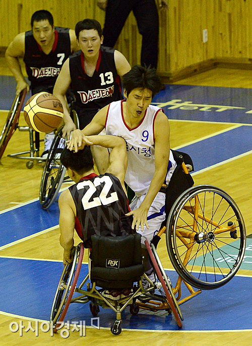 [포토] 휠체어 농구, 충돌하는 김준-김시현